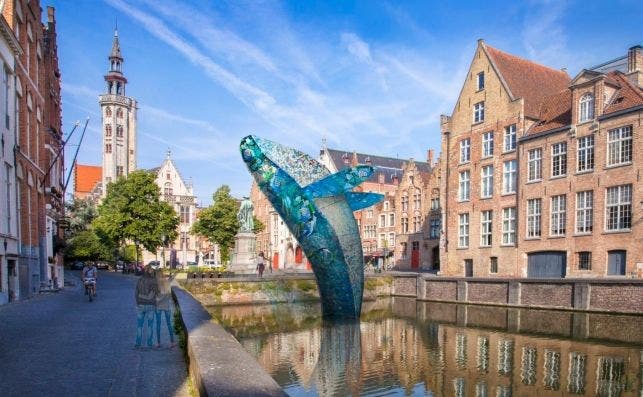 Una gigantesca ballena, construida con restos de plÃ¡sticos hallados en los mares, reflexiona sobre el daÃ±o ecolÃ³gica en Brujas. Fotos: Trienal de Arte ContemporÃ¡neo.