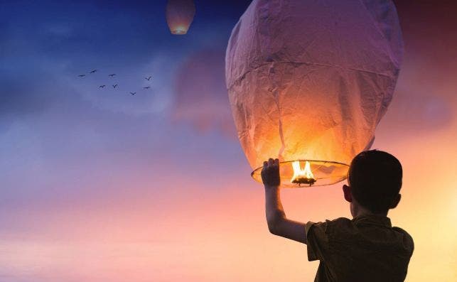 En Oriente se suelen lanzar globos con velas en su interior. Foto: S. Hermann & F. Richter - Pixabay