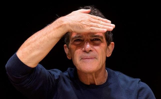 Banderas durante la presentaciÃ³n del Teatro del Soho en MaÌlaga. Foto: Daniel PeÌrez | EFE.