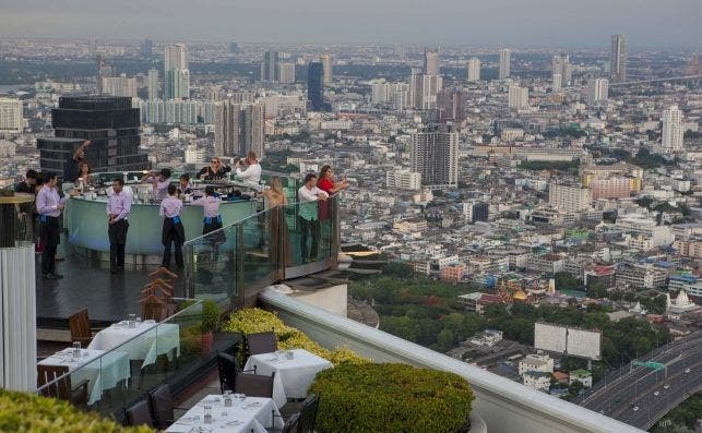 El Sky Bar del hotel Lebua, en Bangkok, se encuentra a 265 metros de altura. Foto: JP Chuet.