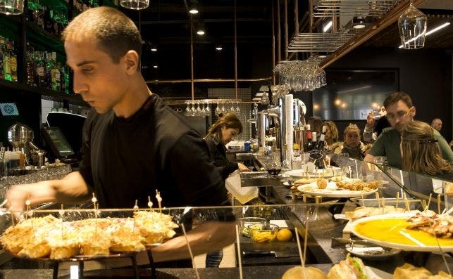 En el Mercado de la Ribera, en Bilbao, varios bares permiten descubrir los productos de las paradas.