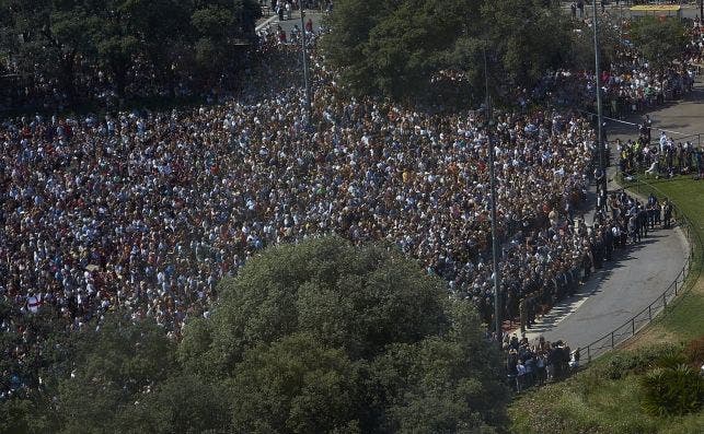 Barcelona, sin miedo: dolor, solidaridad y unidad. Una muchedumbre se reÃºne en la Plaza CataluÃ±a de Barcelona para homenajear a las vÃ­ctimas del atentado. EFE/Alejandro GarcÃ­a