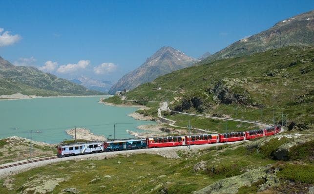 Bernina Express en el Lago Bianco. Foto Wikipedia.