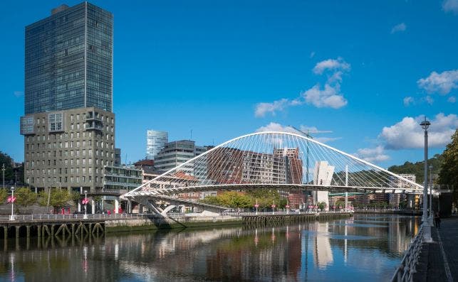 Puente de Zubiburi, Bilbao. Foto: Wikipedia.