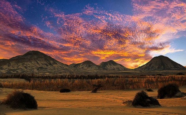 Atardecer en las montaÃ±as negras y el oasis de Bahariya. Foto Wikipedia