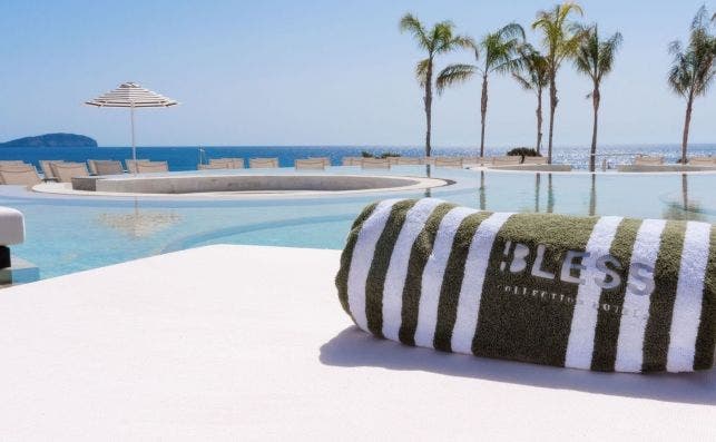 Bless Hotel Ibiza tiene dos piscinas infinitas. Foto Palladium Group.