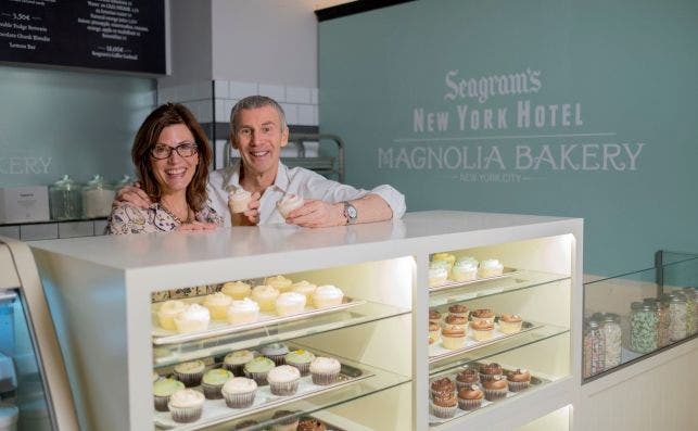 Bobbie and Steve en Magnolia Bakery.