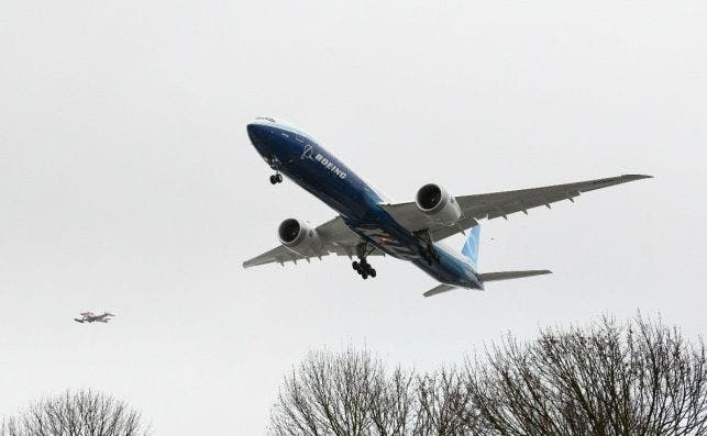 El B777X aterriza tras casi cuatro horas de vuelo. Foto: Boeing