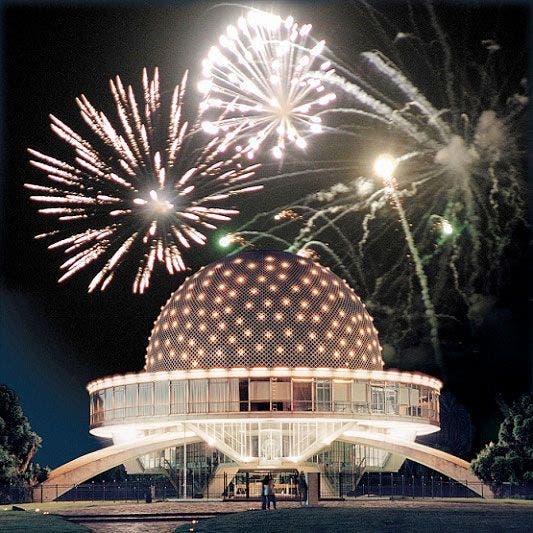 Festejos bajo el Planetario, en Buenos Aires.