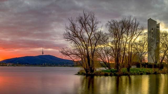 Atardecer en el lago Burley Griffin. Foto: Visit Canberra.