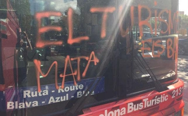 Los atacantes pintaron graffitis en el bus turÃ­stico. Foto de un testigo