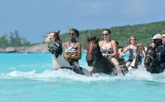 Cabalgatas en Half Moon Cay. Foto Carnival Cruises