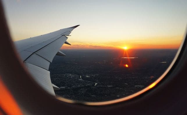 Cada pasajero disfruta el vuelo a su manera. Foto: Eva Darron | Unsplash.