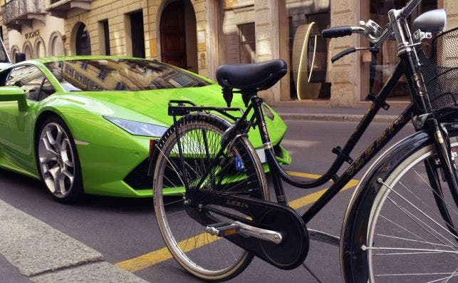 Cada vez maÌs bicis y menos coches es el plan de MilaÌn. Foto Chris Barbalis Unsplash