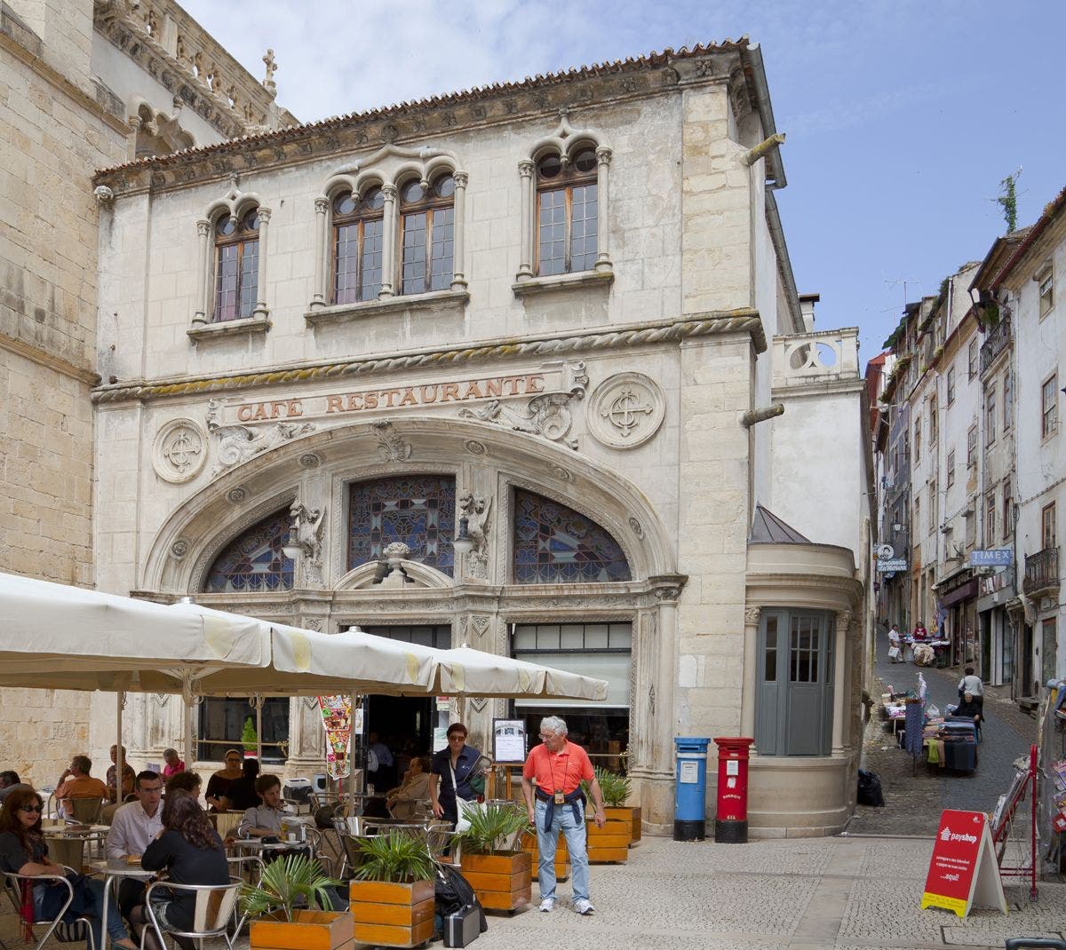 CafÃ© Santa Cruz, Coimbra. Foto: Diego Delso.