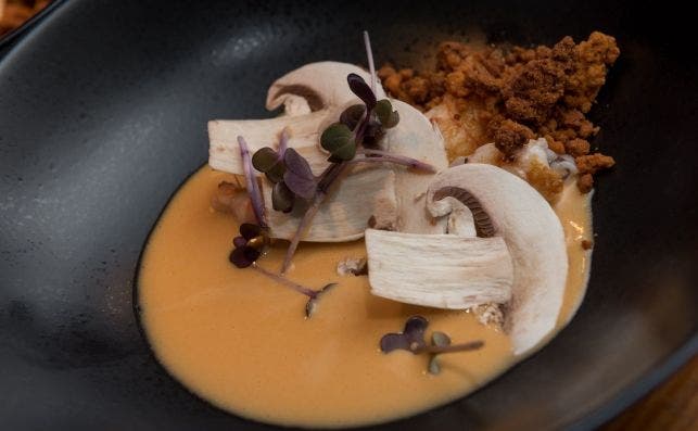 Caldereta de cigalas, azafran coco y migas de Ã±ora del restaurante La Ereta (Alicante).