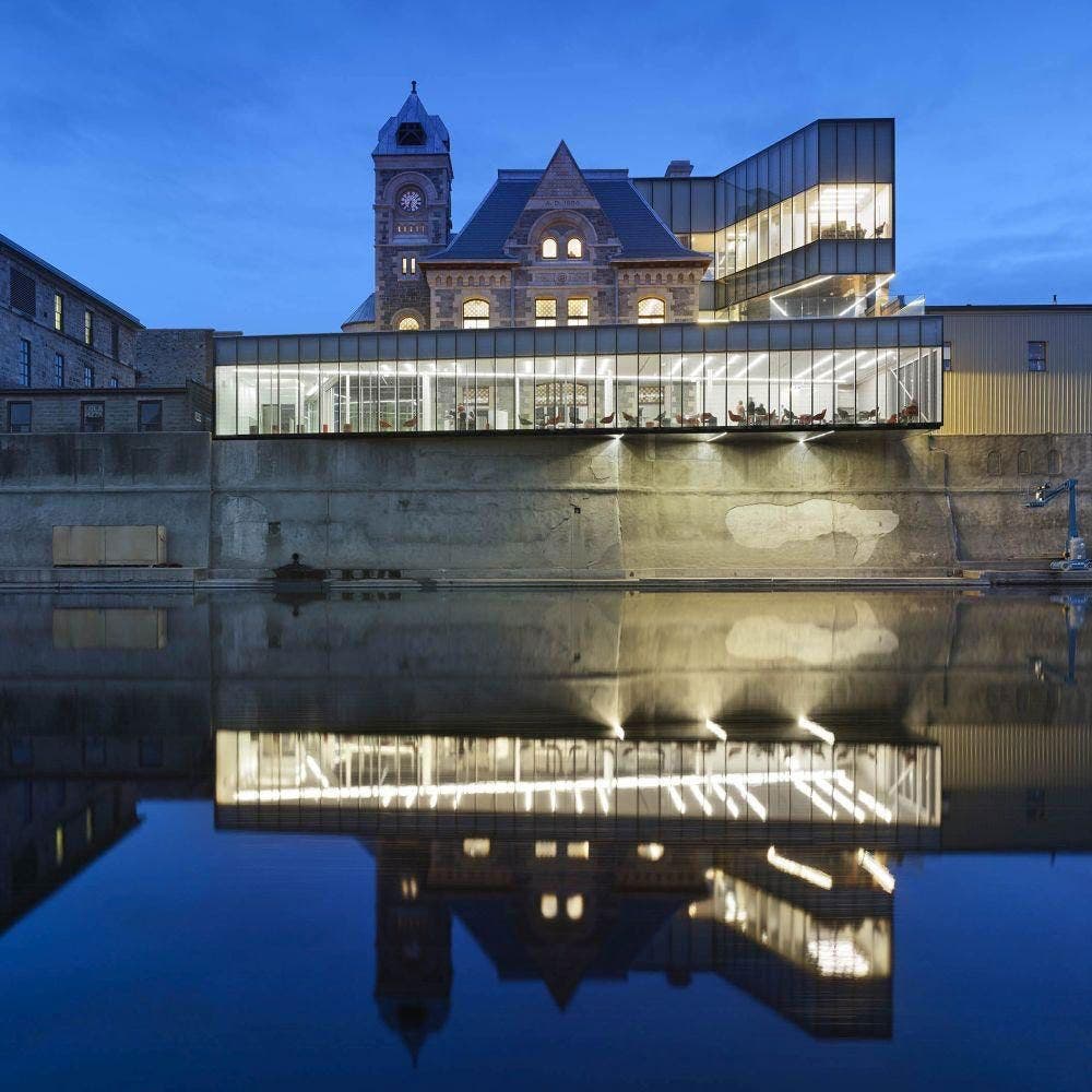 El reflejo del edificio por las noches se convirtiÃ³ en un atractivo turÃ­stico. Foto: Idea Exchange.