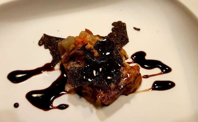 Terrina de caraotas con queso Comte 18 meses y trufa negra. Foto: JP Chuet