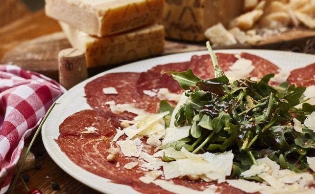 Carpaccio de solomillo con laÌminas de Grana Padano Riserva. Foto DOP Grana Padano.