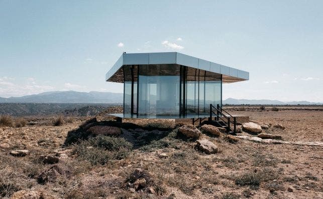 La Casa de Vidrio se encuentra en medio de un solitario paraje del desierto de Granada. Foto: Guardian Glass.
