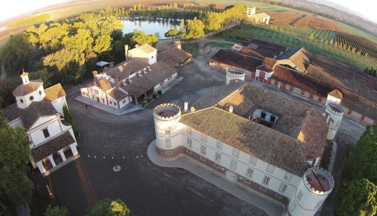 El Castell del Remei ha sido enclave estratÃ©gico a lo largo de la historia y que actualmente acoge la bodega mÃ¡s antigua de Catalunya de vinos finos. Autor: Castell del Remei