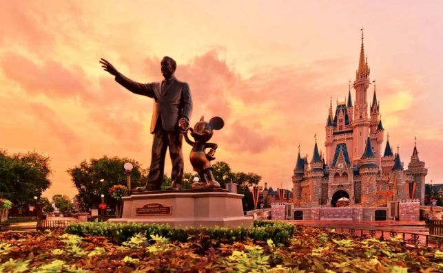 Walt Disney y Mickey dan la bienvenida al castillo de Magic Kingdom, en Florida. Foto: Disney