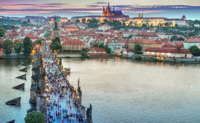 El castillo de Praga domina todas las vistas de la ciudad. Foto: Pixabay.