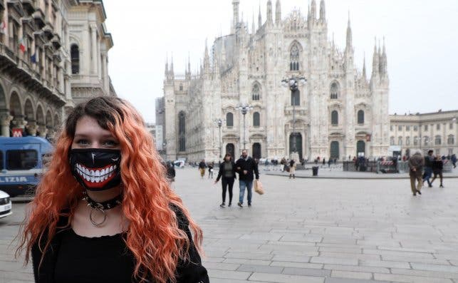 Una mujer con una mascarilla frente a la Catedral de MilÃ¡n en medio del brote de coronavirus en Italia, el 25 de febrero de 2020. Foto: EFE/EPA/MB