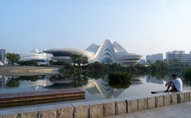 El centro de arte de Changsha se encuentra al borde del lago Meixi. Foto: Virgile Simon Bertrand