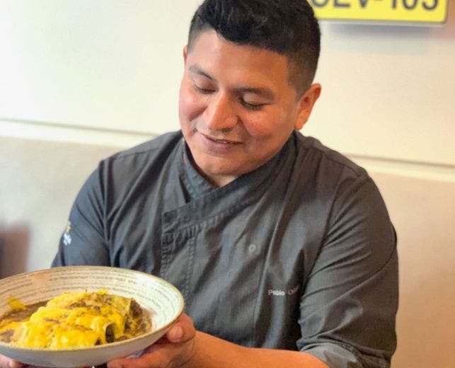 El chef Pablo Ortega con los canelones pachamanqueros. Foto: Ceviche 103