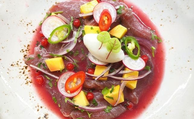 Ceviche de atuÌn, leche de tigre de frutas del bosque y sorbete de limoÌn verde