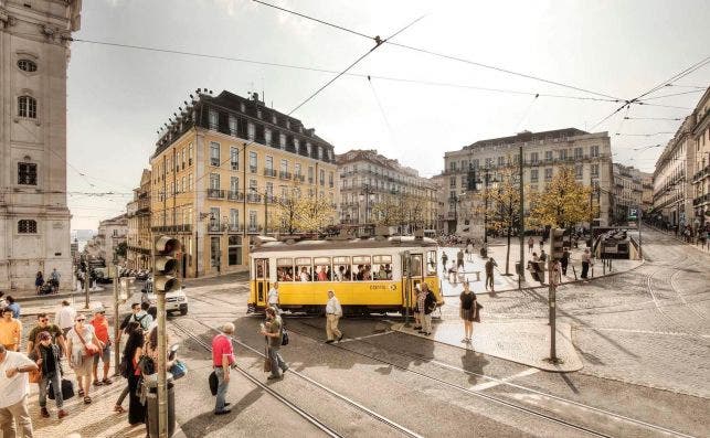 Los clÃ¡sicos tranvÃ­as amarillos circulando por Chiado. Foto: Turismo de Lisboa