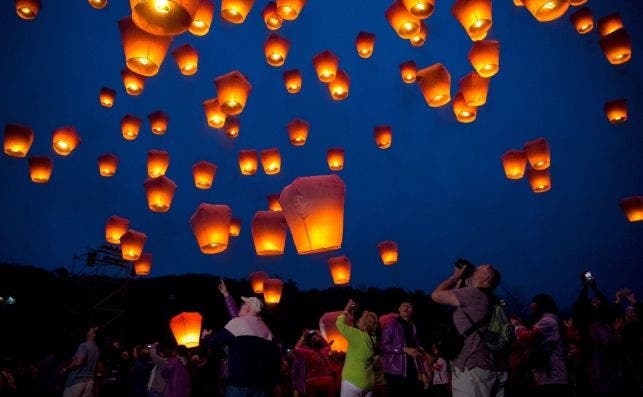 Cientos de linternas en el festival de Pingxi Sky. Foto Ritchie B. Tongo EFE.