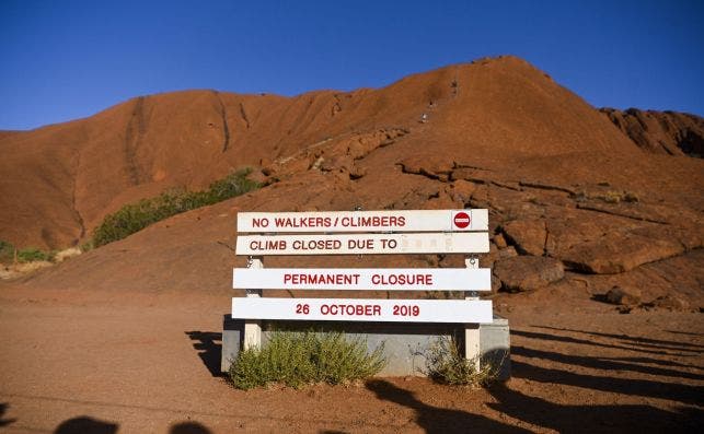 Todo estÃ¡ listo para el cierre monte Uluru al turismo. Foto: Lukas Coch | EFE | EPA.