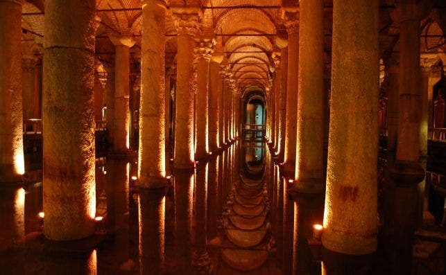 Cisterna Basilica junto a Santa Sofia (Estambul). Foto: Wikimedia.