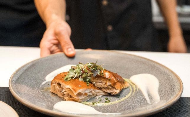 Cochinillo confitado con pureÌ de manzana a la vainilla. Foto: Ã“leo Restaurante.