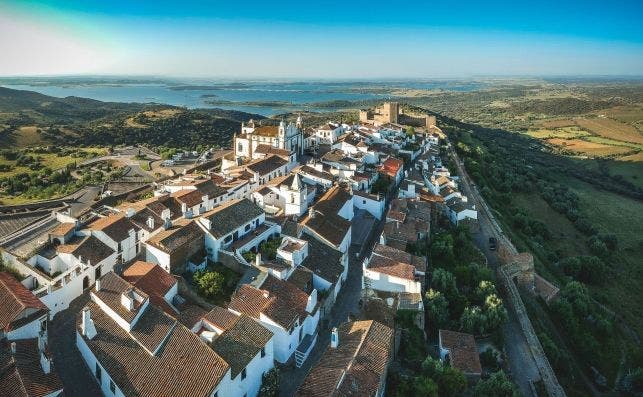 Coge el coche y pon rumbo al Alentejo. Foto: Monsaraz | GettyImages.