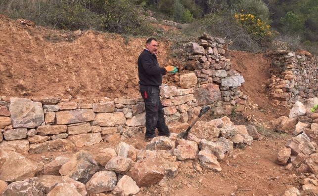 ConstrucciÃ³n de un muro de piedra seca. Foto: Jordi CatalaÌ€