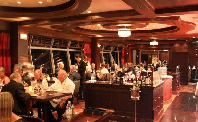 En un crucero es mejor reservar mesa para evitar esperas. Foto: Royal Caribbean.