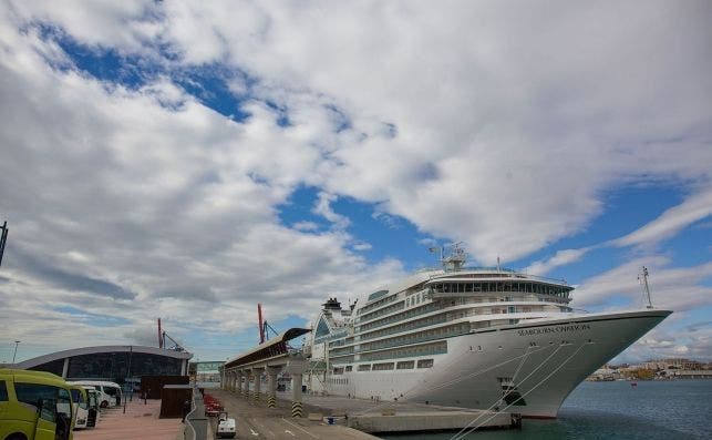 Crucero atracado en el puerto de MÃ¡laga. EFE / Ãlvaro Cabrera.