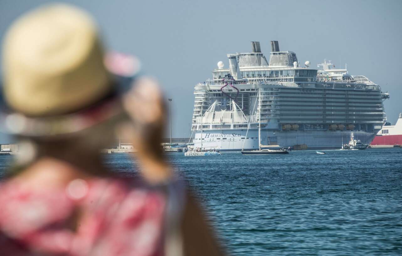 El crucero Harmony of the Seas en el puerto de Palma de Mallorca. EFE/Cati Cladera