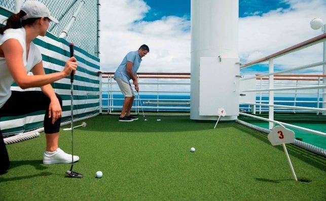 Crystal Symphony ofrece todo lo necesario para practicar golf a bordo (y en tierra). Foto Crystal Cruises.