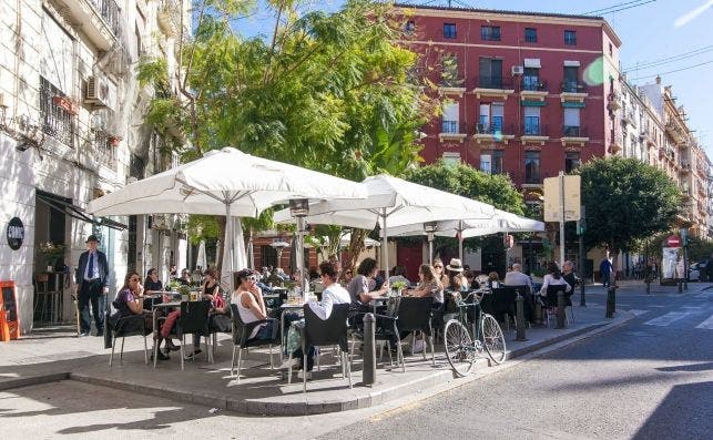 Cuando llega el buen tiempo las terrazas de Rufaza son objeto de deseo. Foto Mike Water | Turismo Valencia.