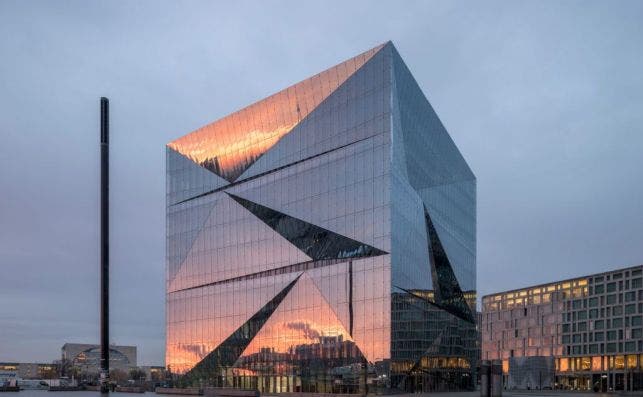 La forma recuerda a las estructuras hechas en origami. Foto 3XN