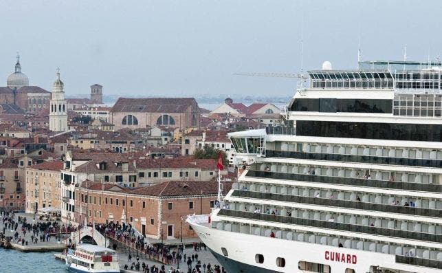 El gobierno italiano lanzÃ³ medidas para alejar a los grandes barcos de cruceros del puerto de Venecia.