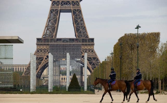 Dos policÃ­as patrullan a caballo por los Campos ElÃ­seos, frente a la Torre Eiffel de ParÃ­s (Francia), en la mayor crisis econÃ³mica y sanitaria desde la II Guerra Mundial / EFE