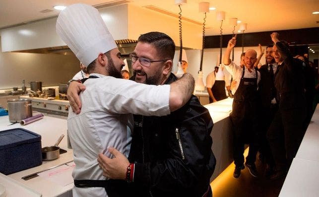 Dani GarcÃ­a celebra la tercera estrella Michelin con su equipo. Foto EFE.