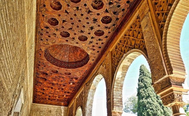De los mosaicos al disenÌƒo de arcos, las matemaÌticas estaÌn presentes en La Alhambra. Foto: Pixabay.