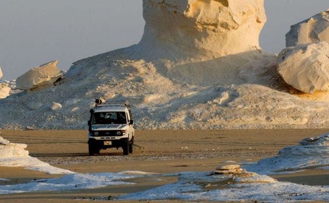 Solo las 4x4 de los guÃ­as locales pueden recorrer el Desierto Blanco. Foto Turismo de Egipto