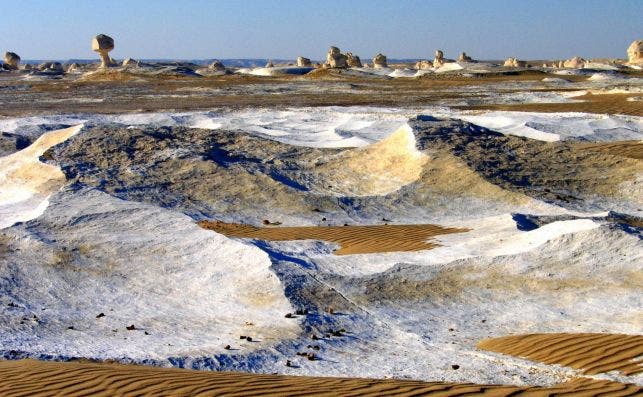 Las caprichosas formas pÃ©treas del Desierto Blanco. Foto: Walidhassanein - Flickr